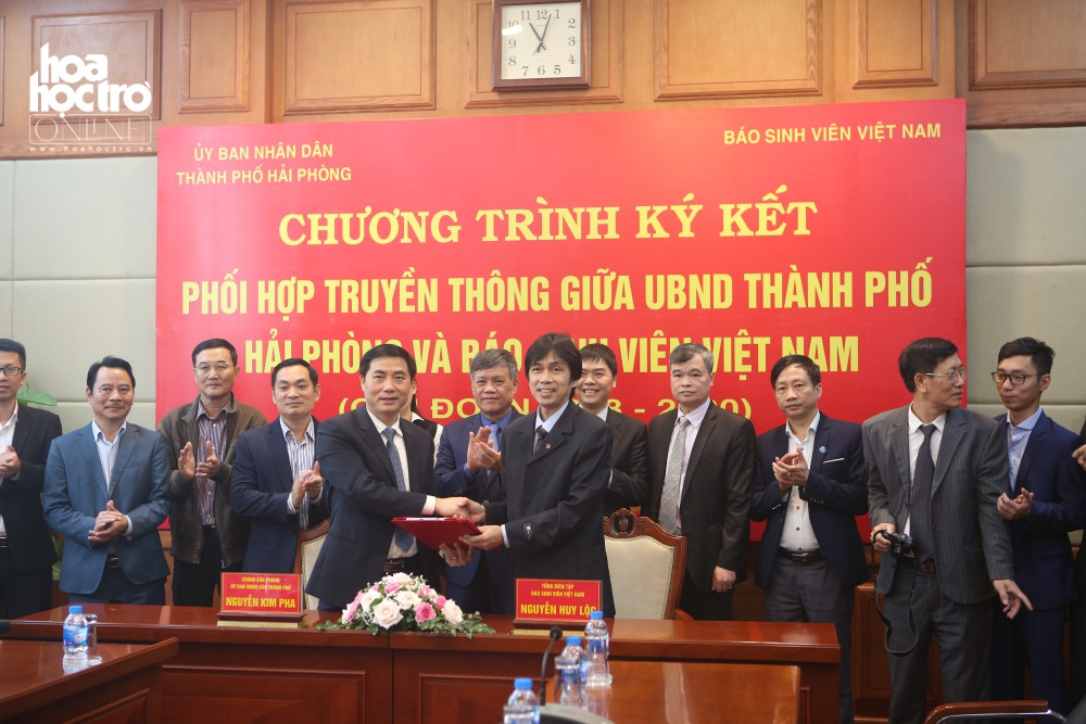 Ông Nguyễn Kim Pha - Chánh văn phòng UBND TP. Hải Phòng và ông Nguyễn Huy Lộc - Tổng Biên tập báo Sinh Viên Việt Nam thực hiện ký kết hợp tác truyền thông.