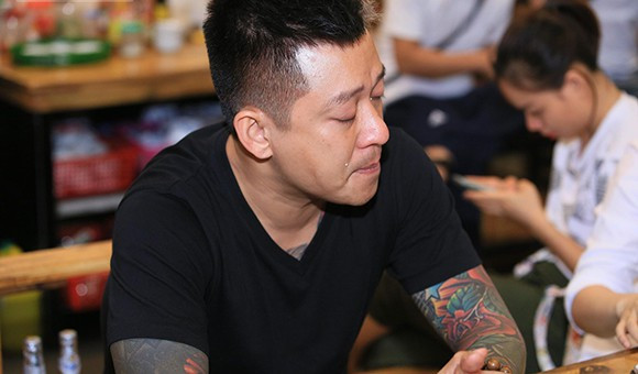 Tuấn Hưng bật khóc khi liveshow kỷ niệm 20 năm ca hát bị hủy sát giờ biểu diễn.