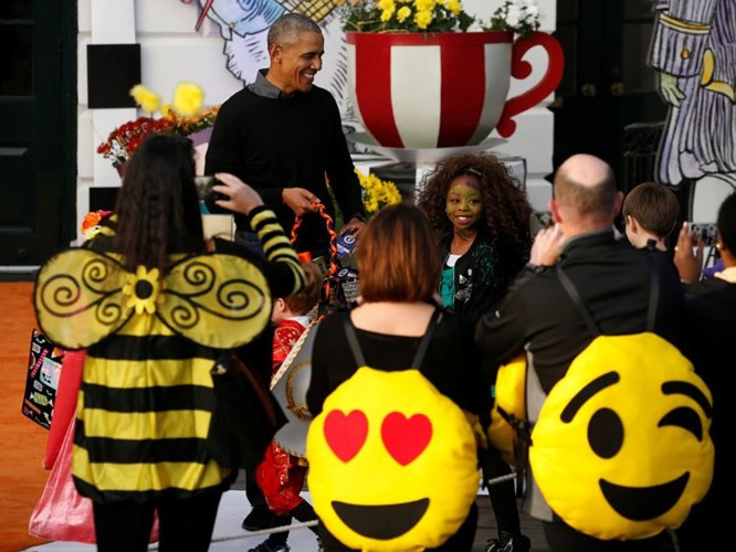 Tổng thống Obama vui vẻ tham gia lễ hội Halloween cùng những đứa trẻ trong Nhà Trắng năm 2016.