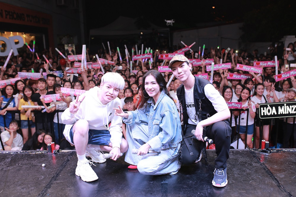 Gia đình Hoa dâm bụt đã cùng nhau mang đến những màn trình diễn vô cùng sôi động và ấn tượng cho các bạn trẻ.