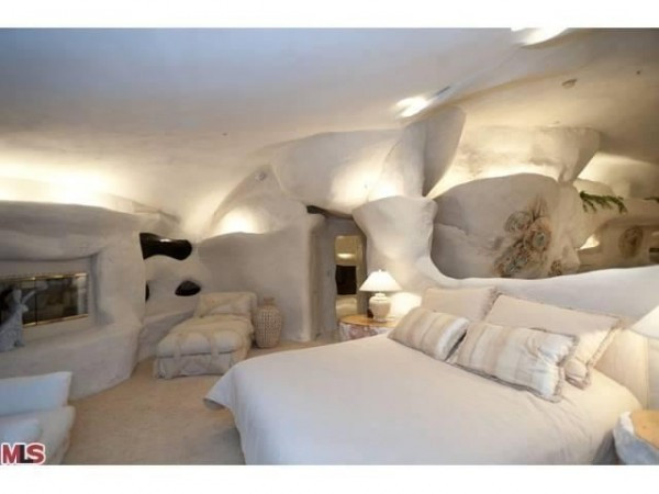 Bên trong căn nhà được thiết kế với màu trắng chủ đạo và chỉ có duy nhất 1 phòng ngủ.