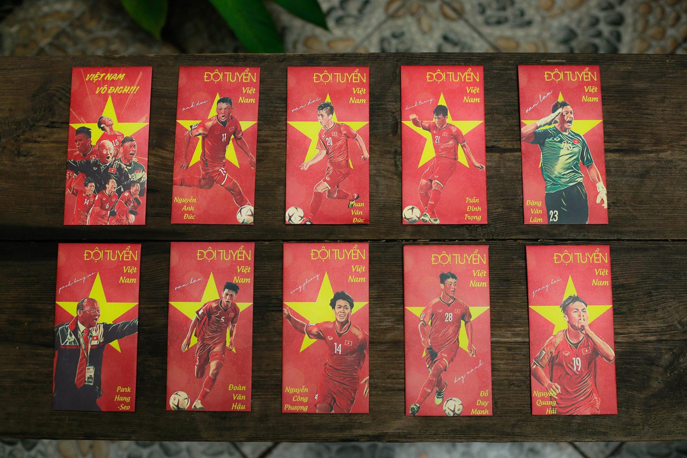 Hình ảnh đội tuyển Việt Nam trên phong bao lì xì năm mới khiến nhiều người thích thú.