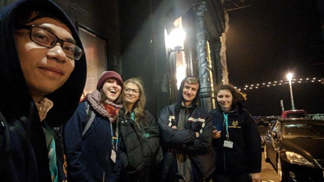 Phan Thanh Tùng (ngoài cùng bên trái) tham gia tình nguyện cùng các bạn sinh viên tại Anh.