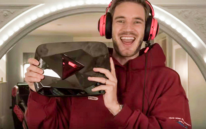 PewDiePie với nút kim cương đỏ “đắt giá” nhất trong hệ thống vinh danh của YouTube.