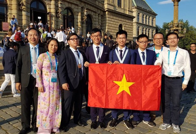 Đội tuyển Việt Nam tham dự Olympic Hóa học quốc tế (Phan Nhật Duật đứng thứ 3 từ phải qua). Ảnh NVCC