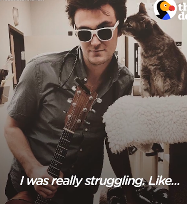 Các thú cưng vô cùng yêu mến anh và cũng rất thích nghe anh đánh đàn và hát cho chúng nghe.