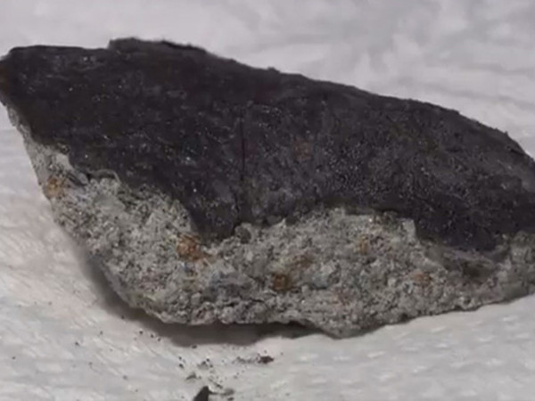 Một trong những miếng thiên thạch được người dân phát hiện mang đi giám định vừa qua.