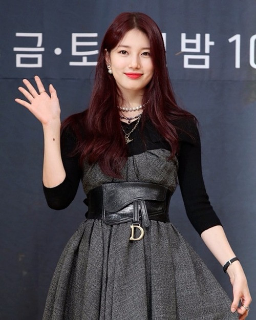 Xuất hiện trong sự kiện mới đây, Suzy gây tranh cãi với trang phục rườm rà. Nữ idol diện 3 lớp layer, bên trong là áo đen bó sát, bên ngoài là chiếc váy quây.