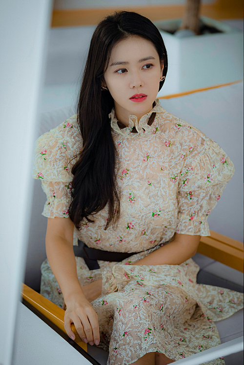 Sức hút của drama Hạ cánh nơi anh giúp những món đồ làm đẹp được Son Ye Jin sử dụng trong phim đều trở thành cơn sốt. Ngoài serum chống lão hóa và máy dưỡng da, khán giả còn đua nhau sắm thỏi son mà các chuyên gia dùng cho 