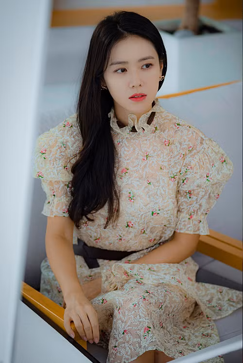 Sức hút của drama Hạ cánh nơi anh giúp những món đồ làm đẹp được Son Ye Jin sử dụng trong phim đều trở thành cơn sốt. Ngoài serum chống lão hóa và máy dưỡng da, khán giả còn đua nhau sắm thỏi son mà các chuyên gia dùng cho 