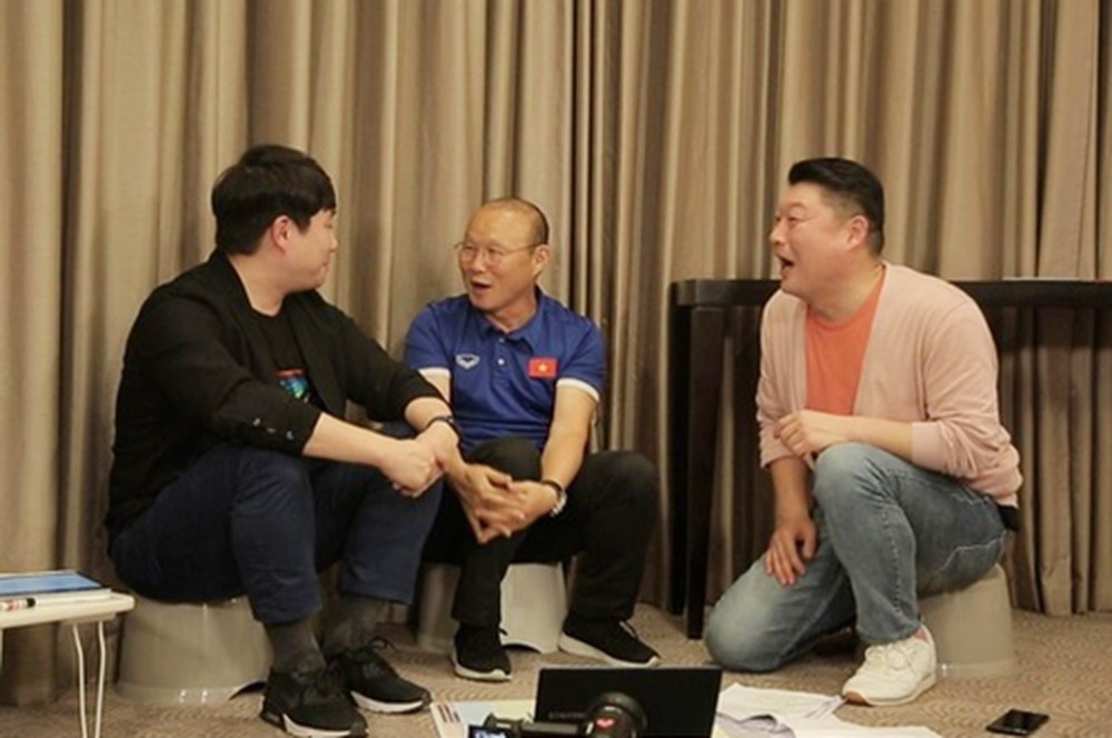 MC Kang Ho Dong, bình luận viên thể thao Bae Seong Jae và HLV Park trong show We Will Channel You. MC Kang Ho Dong, bình luận viên thể thao Bae Seong Jae và HLV Park trong show We Will Channel You.