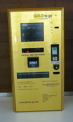 Ở các nước khác chỉ có cây rút tiền ATM, còn ở Dubai, bạn có thể nhìn thấy rất nhiều máy rút vàng tự động. (Ảnh: KT)