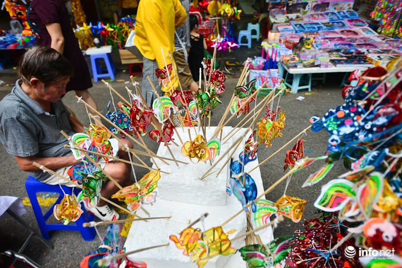 Loại đèn siêu mini này được bày bán khá phổ biển tại nhiều sạp hàng trên phố Hàng Mã mùa Trung thu năm nay.