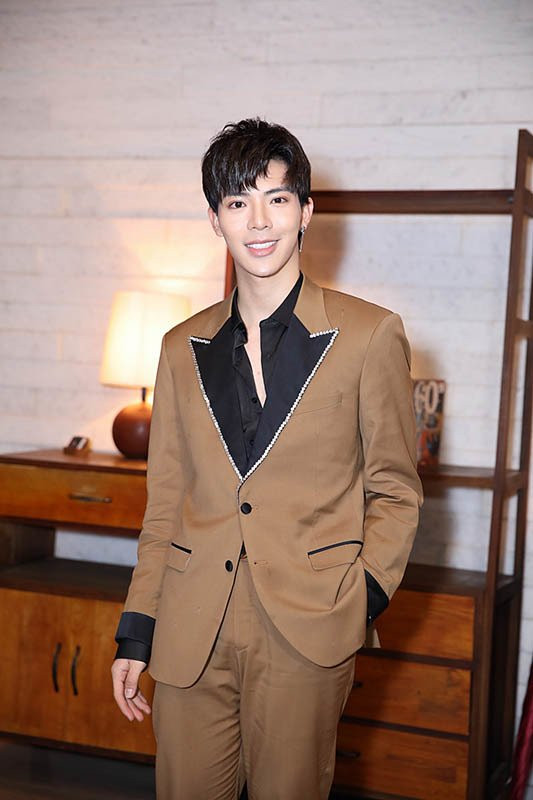 Erik điển trai xuất hiện lẻ loi tại buổi tiệc cưới mà không có nhà 