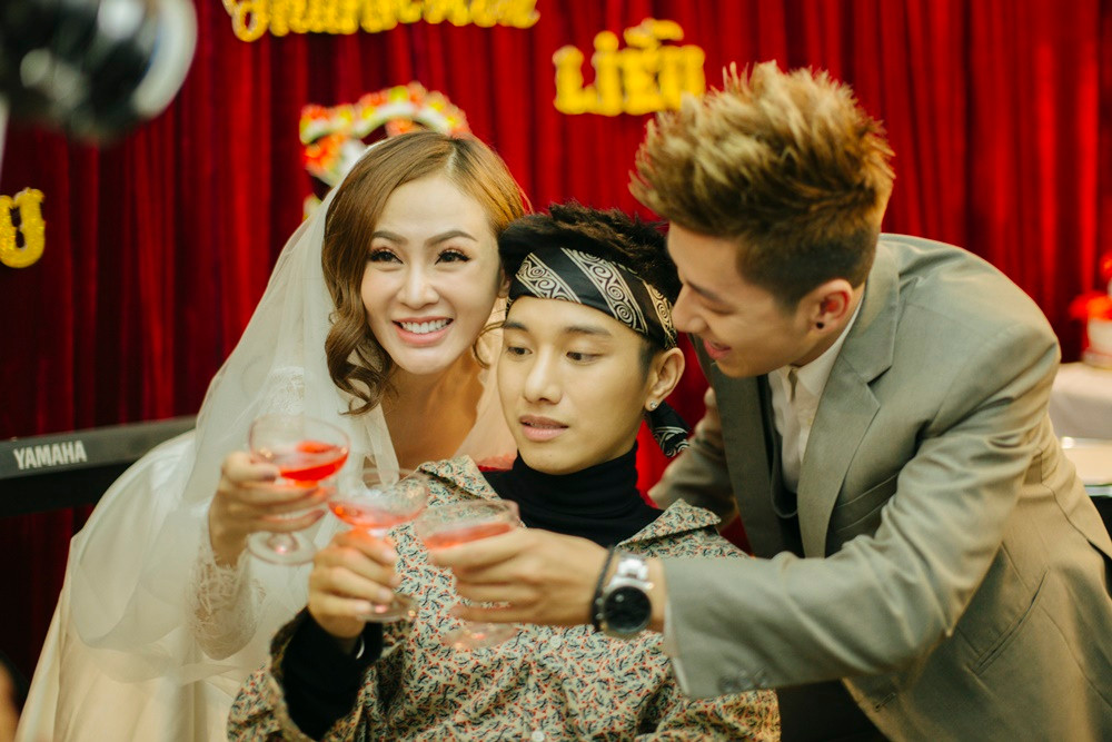 MV quy tụ dàn diễn viên phụ hùng hậu.