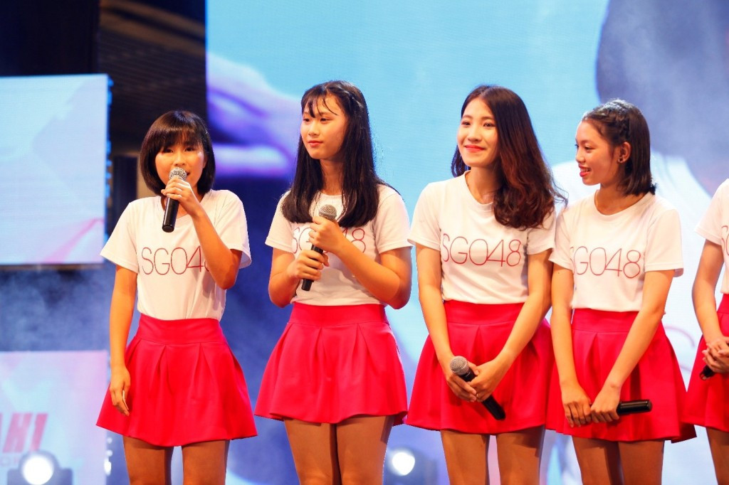 Do bị chấn thương chân, thành viên người Nhật Kosseki Yumi không thể tham gia trình diễn tại sân khấu ra mắt.