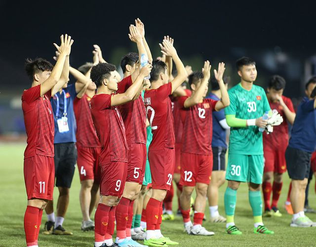 Các cầu thủ U22 Việt Nam cảm ơn người hâm mộ.