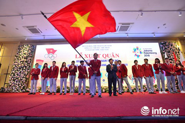 Bộ trưởng Bộ Văn hóa Thể Thao và Du Lịch Nguyễn Ngọc Thiện trao cờ Tổ quốc cho đoàn Thể thao Việt Nam tại lễ xuất quân.