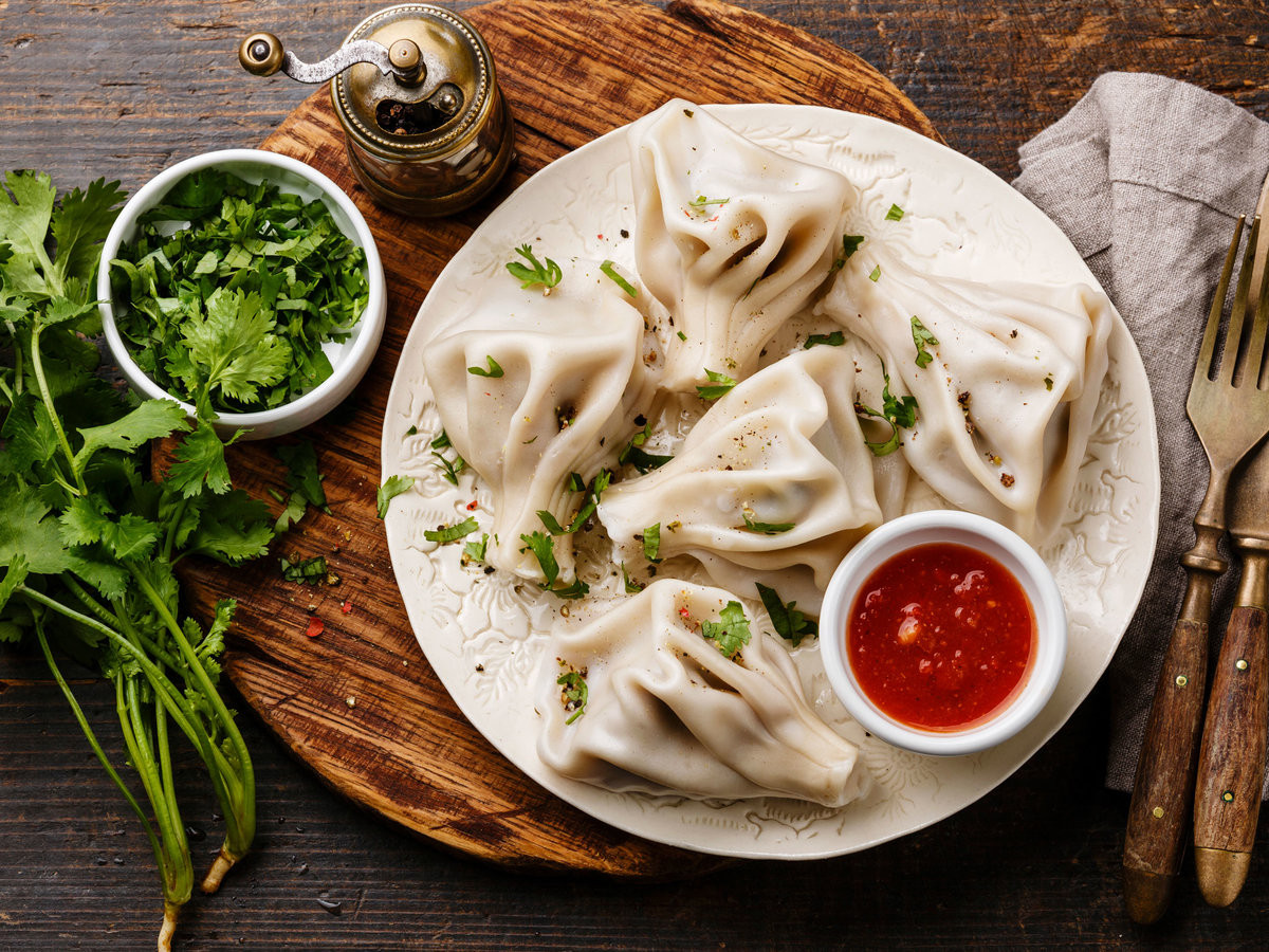 Khinkali ở Georgia là một loại bánh bao nhân thịt, bên trong bánh còn giữ lại nước thịt hầm ngọt. Khinkali ở Georgia là một loại bánh bao nhân thịt, bên trong bánh còn giữ lại nước thịt hầm ngọt.