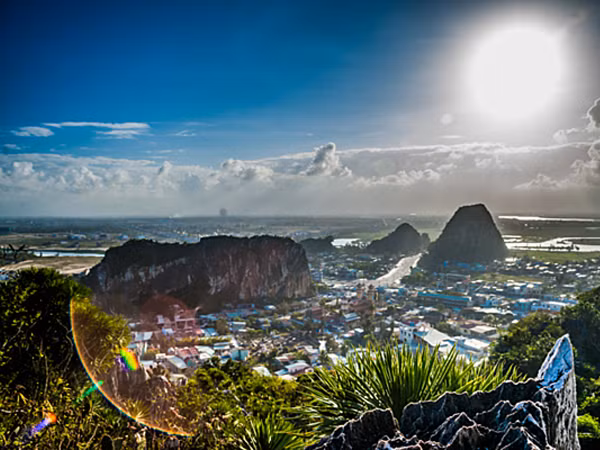 Quang cảnh từ dãy núi Ngũ Hành ở Đà Nẵng. Ảnh: Shutterstock/Romas_Photo.