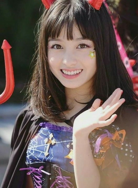 Vẻ đẹp của Kanna Hashimoto rất được khán giả Nhật Bản yêu mến. Cô bắt đầu sự nghiệp với vai trò là thành viên trong nhóm nhạc nữ thần tượng Rev. from DVL.