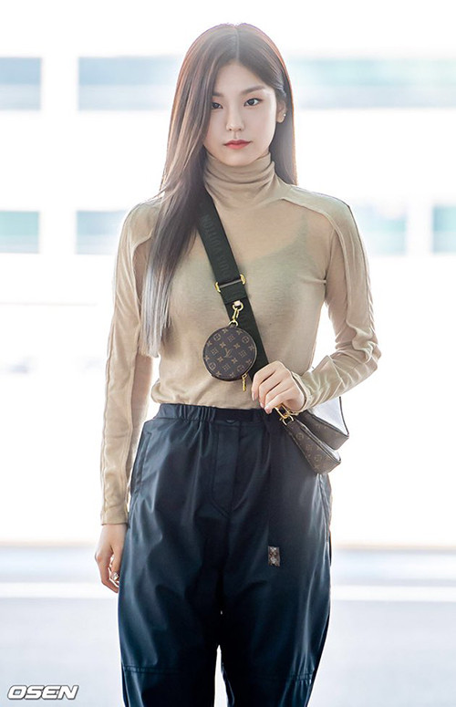 Yeji (ITZY) được khen có thần thái high fashion nên chinh phục được những item đơn giản. Mặc áo cổ lọ, cô nàng trông rất ngầu khi kết hợp cùng quần jogger và túi LV Multi Pochette đúng mốt.