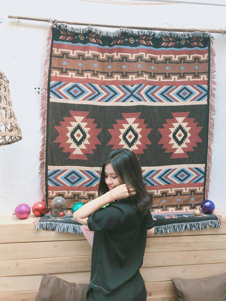 “Không làm cô giáo thì chắc cô cũng là một nàng thơ lookbook đấy!” – FB T.N hào hứng bình luận.