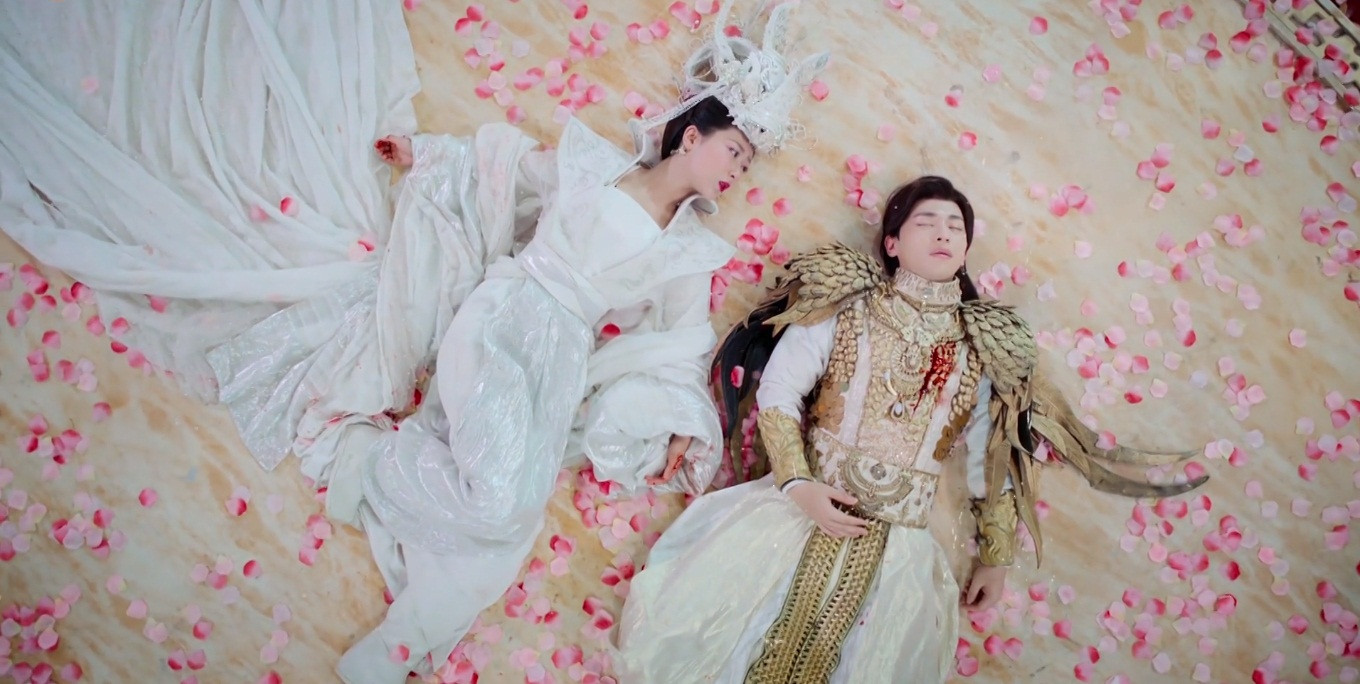 Nhưng cũng nhờ thế mà Cẩm Mịch tự mình nôn ra viên vẫn đan vì quá đau lòng.