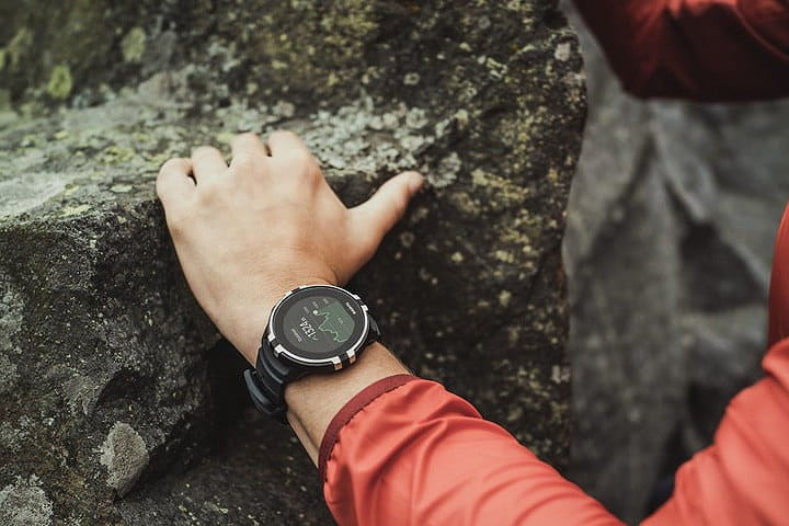 Nếu bạn thích đi bộ, leo núi hay thám hiểm, Suunto Spartan HR Baro là ứng cử viên sáng giá để mang theo. Thiết bị tích hợp định vị vệ tinh GPS và vệ tinh toàn cầu (GLONASS) cung cấp định vị thời gian thực siêu chính xác.
