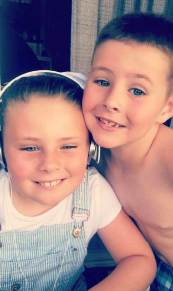 Hình ảnh đáng yêu của Jase và chị gái Nieve.