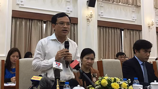 Ông Mai Văn Trinh, Cục trưởng Cục Quản lý chất lượng (Bộ GD-ĐT), thông báo về tình hình kết quả chấm thẩm định các bài thi của thí sinh Hòa Bình, Sơn La trong một cuộc họp báo. ẢNH: QUÝ HIÊN.