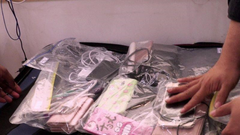 Để cai nghiện Internet, người trẻ buộc phải giao nộp tất cả các thiết bị điện tử. Ảnh: BBC.