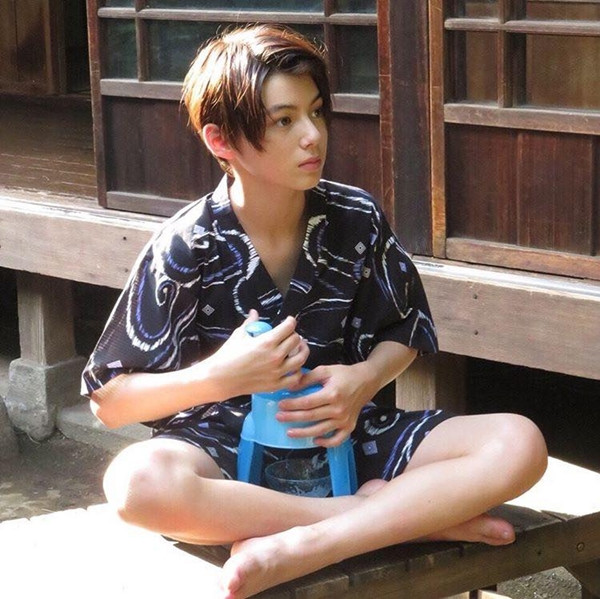 Alex Shou có bố là người Đức, mẹ là người Nhật nên mang cả nét đẹp Á - Âu. Cậu bé được nhận xét có tỷ lệ gương mặt cân xứng, hoàn hảo. Dù cười hay làm mặt lạnh lùng, Alex Shou đều được nhận xét có thần thái.