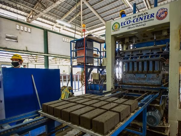 Những viên gạch được tạo ra từ tro núi lửa.