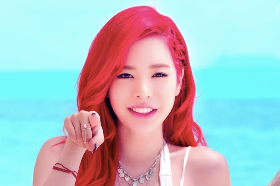 Hình ảnh Sunny (SNSD) với mái tóc đỏ nổi bật trên nền biển xanh chắc chắn là điểm nhấn trong suốt MV Party của nhóm SNSD. Ngay từ ngày đó, khán giả đã thấy Sunny đúng là một nàng tiên cá đích thực.