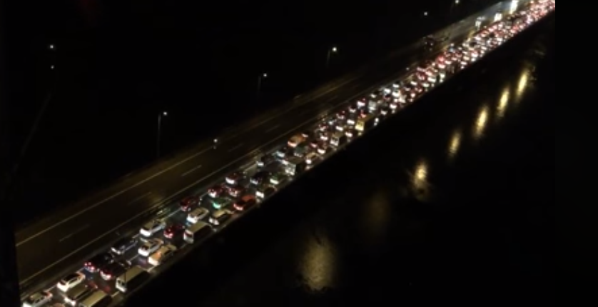 Thời tiết xấu khiến cho việc lưu thông trở nên khó khăn hơn, ghi nhận tại đường vành đai 3 đã xảy ra tình trạng tắc đường do mưa lớn kéo dài. (Ảnh: FB Ngoc Trang Tran)