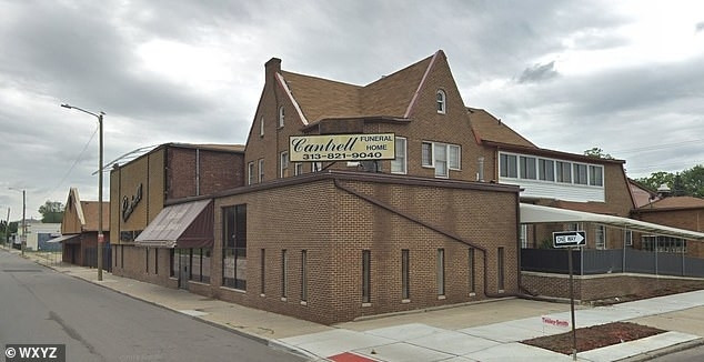 Trước đó, xác 11 trẻ em cũng được tìm thấy trên trần của nhà tang lễ Cantrell.