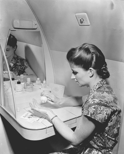 Trước đây, bạn có thể thoải mái ngồi trang điểm trong phòng tắm máy bay. Ảnh chụp người phụ nữ dùng kem trang điểm trên một chuyến bay năm 1952.