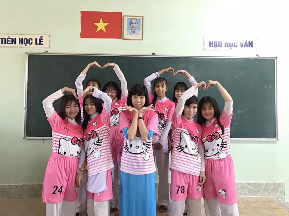 Cô chủ nhiệm và các bạn nữ lớp 12A7 siêu xinh xắn, dễ thương trong bộ đồng phục lớp.