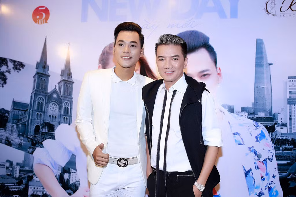 Có lẽ Phan Ngọc Luân đã “thành công”, bởi chỉ sau một đêm ai ai cũng rõ scandal tình trường của chàng ca sĩ trẻ với người thầy của mình.