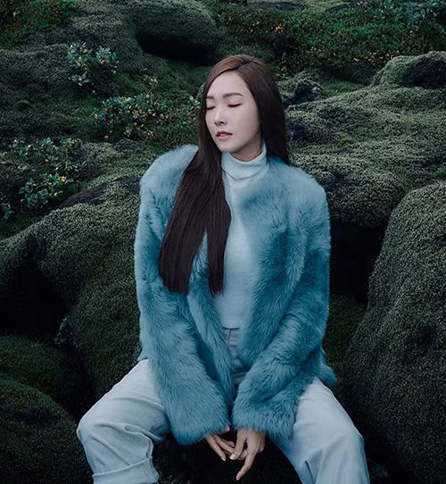 Áo lông là item được các quý cô sang chảnh yêu thích. Món đồ này cũng có khả năng giữ ấm rất hiệu quả, giúp các sao mặc layer đơn giản cũng không lo lạnh. Bên cạnh áo khoác lông thú, nhiều sao thường chọn áo lông giả để tránh gây hại đến động vật.