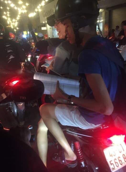 Cậu sinh viên này cũng rất muốn hòa chung dòng người đi bão ăn mừng chiến thắng của đội tuyển Việt Nam nhưng sắp thi rồi đành tranh thủ học thêm vài bài nữa nào. (Ảnh: Hoàng Đức - Không Sợ Chó)