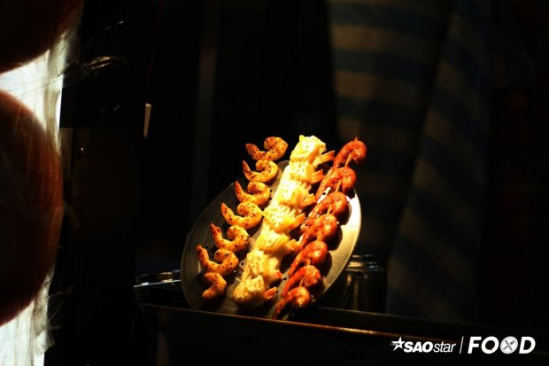 Tôm nướng ngũ vị: Là tên gọi của món nướng này. Tôm được làm sạch, bóc vỏ, xiên thành xiên rồi nướng chín bằng lửa than. Một xiên tôm có giá khoảng 50 Đài tệ (40.000 đồng).