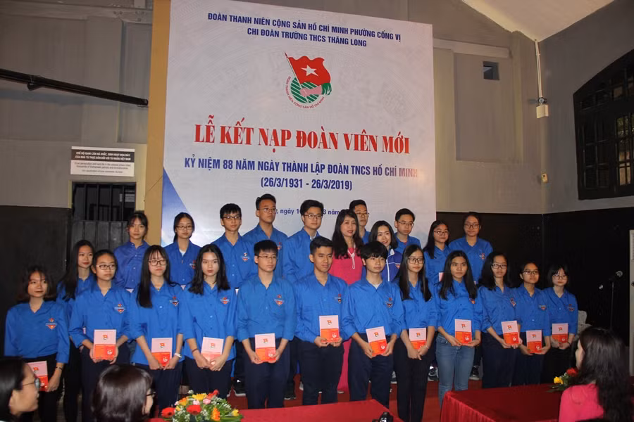 Các Đoàn viên của trường THCS Thăng Long được trao sổ Đoàn viên và thẻ, huy hiệu.
