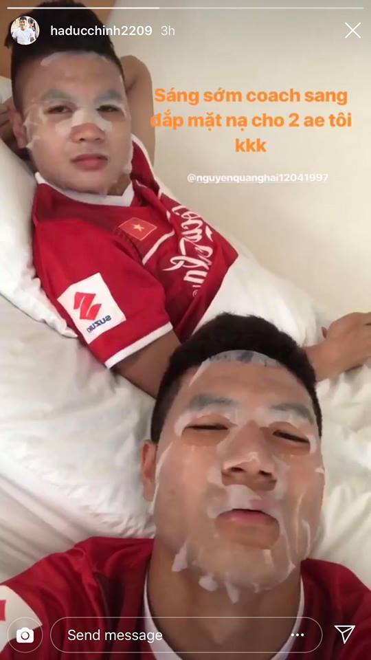 Hai cầu thủ hào hứng khoe ngay tấm hình selfie lên Instagram. Phải cho bàn dân thiên hạ thấy thầy mình tâm lý hết nấc mới được!