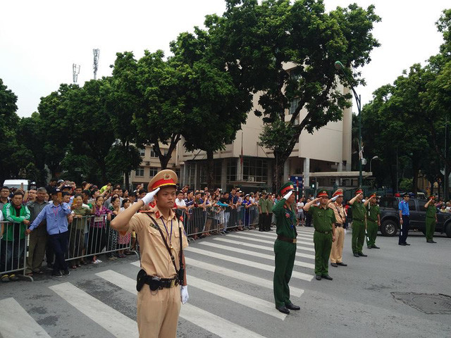 Chiến sĩ Công an chào tiễn biệt Chủ tịch nước. (Ảnh: N.D).