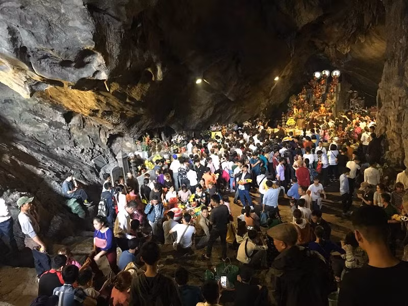 Chùa Hương những ngày Tết đông đúc, chật chội do lượng người đổ về đi lễ quá đông.