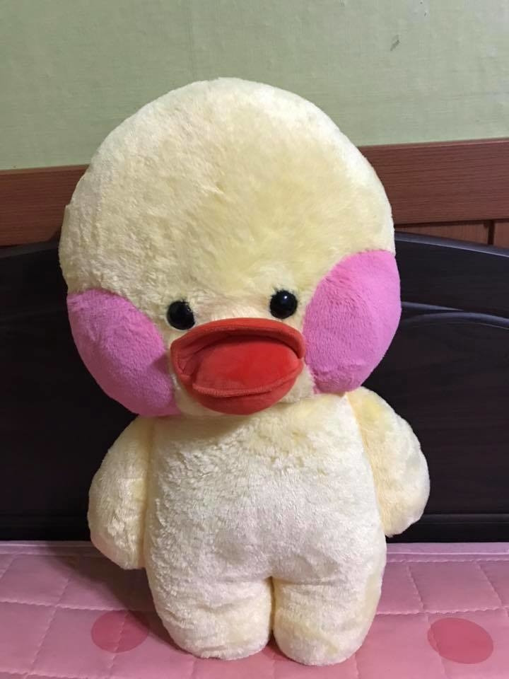 Tổng thể gần giống, khác nhất là chiếc mỏ.