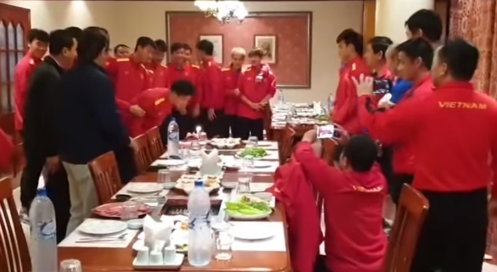 Rồi thổi nến trước hàng chục con mắt đang chăm chăm vào màn úp bánh.