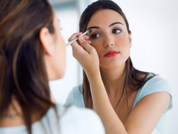 Cẩn thận đấy, nếu đồ trang điểm làm bạn bị đau! ảnh 1